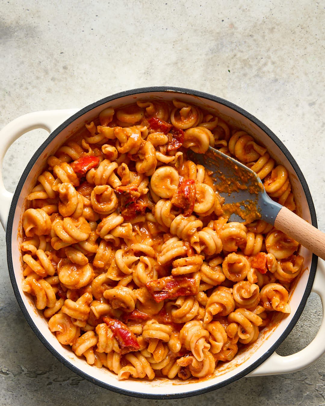 Vegan Roasted Red Pepper pasta in a cream cast iron pot